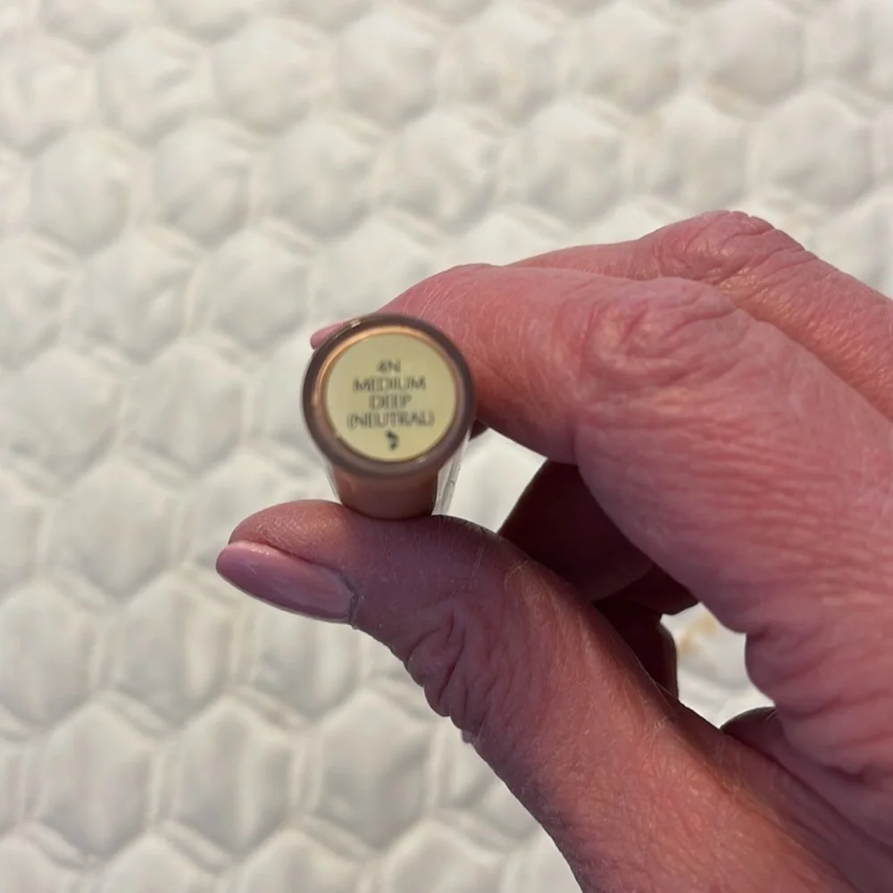 Estée Lauder Double Wear Concealer, medium deep 4N.